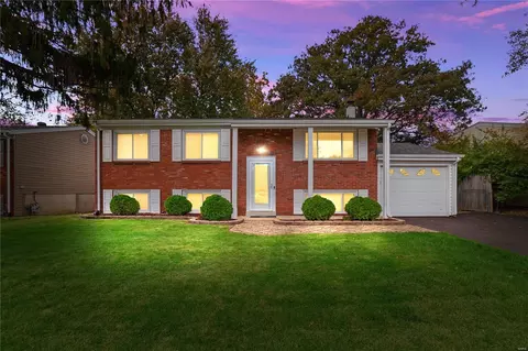 11815 Foxwood Dr, Maryland Heights, MO 63043