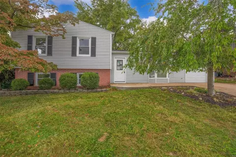 1206 Rivoli Dr, Manchester, MO 63011