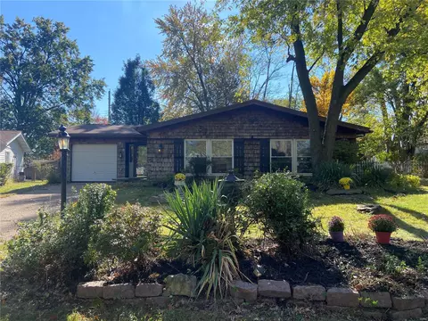 708 Hubert Dr, Saint Louis, MO 63125