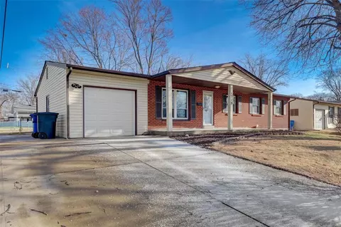 1375 Flicker Dr, Florissant, MO 63031