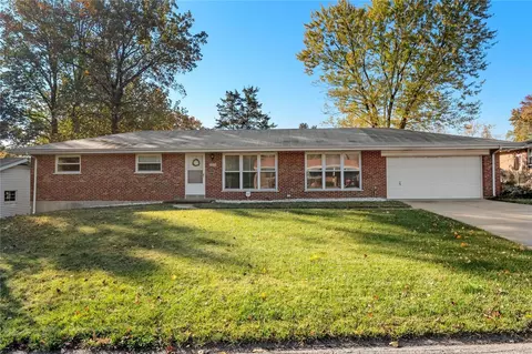 1154 Siebe Dr, Saint Louis, MO 63137