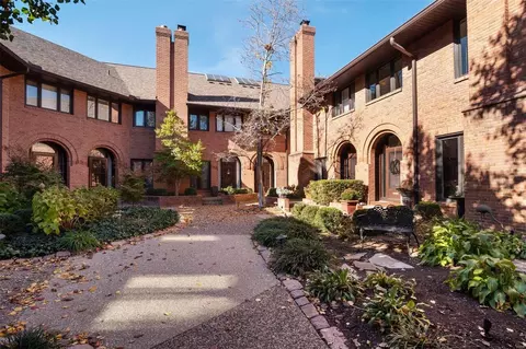 139 N Central Ave #H, Clayton, MO 63105
