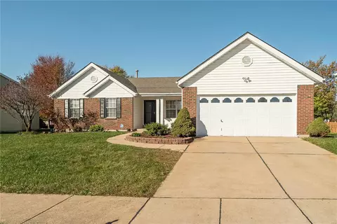 972 Keeneland Rd, Florissant, MO 63034