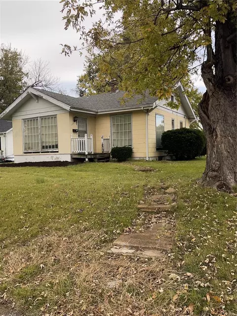 205 Crown Dr, Saint Louis, MO 63137