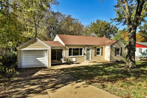 7720 Circle Dr, Saint Louis, MO 63121