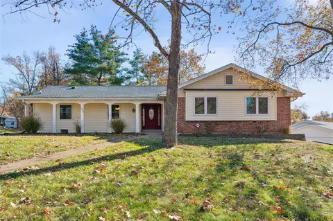 1008 Amsterdam Dr, Ballwin, MO 63011