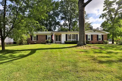 701 Claymont Dr, Ballwin, MO 63011