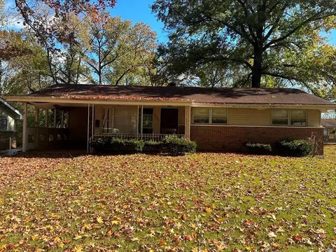 9708 Portage Dr, Saint Louis, MO 63136