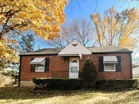 16 Bascom Dr, Saint Louis, MO 63135 photo 3