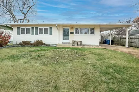 1425 Estes Dr, Florissant, MO 63031