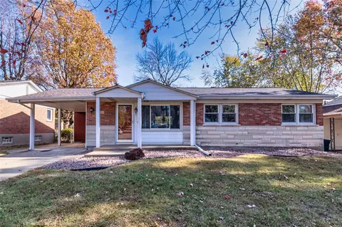 9300 Papoose Dr, Saint Louis, MO 63123