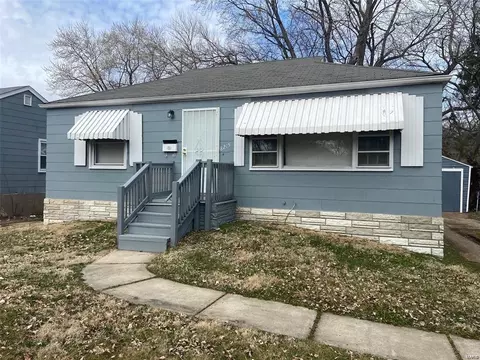 8215 Davenport Dr, Saint Louis, MO 63134
