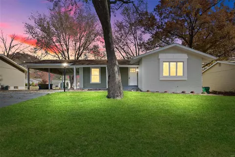 900 Parma Dr, Ballwin, MO 63021