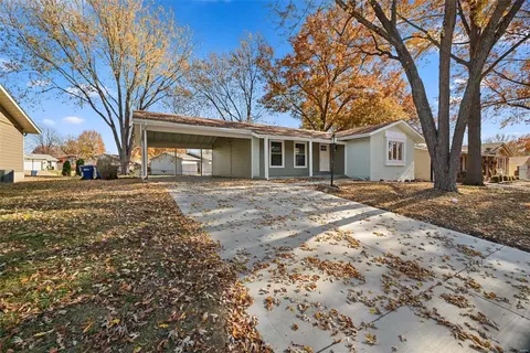 900 Parma Dr, Ballwin, MO 63021 photo 3