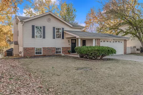 33 Trade Winds Dr, Saint Peters, MO 63376