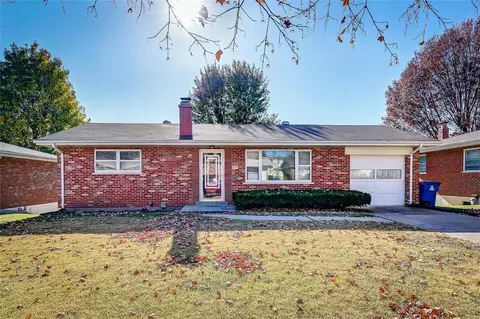 212 Woolwich Ln, Saint Louis, MO 63125