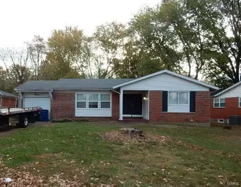 12 Cricket Ct, Florissant, MO 63033