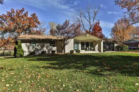 529 N Mason Rd, Creve Coeur, MO 63141