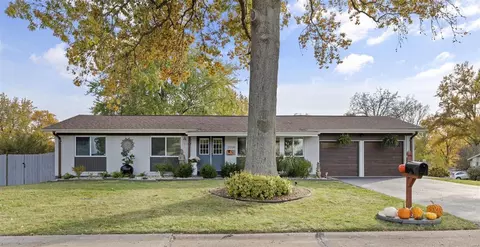 13028 Cannes Dr, Creve Coeur, MO 63141