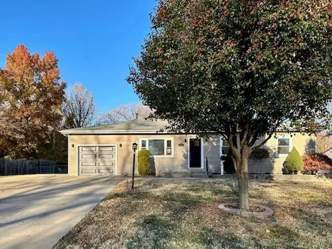825 Mullanphy Rd, Florissant, MO 63031