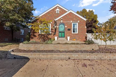 5227 Sunshine Dr, Saint Louis, MO 63109