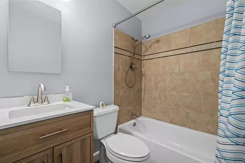Bath - 213 Brookmont Farm Ct, Ballwin, MO 63021 photo 3 of 3