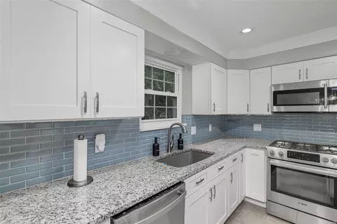Kitchen - 213 Brookmont Farm Ct, Ballwin, MO 63021 photo 5 of 6