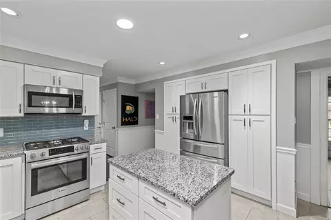 Kitchen - 213 Brookmont Farm Ct, Ballwin, MO 63021 photo 2 of 6