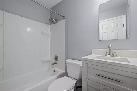 Bath - 213 Brookmont Farm Ct, Ballwin, MO 63021 photo 2 of 3