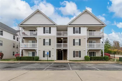 2490 Lampong Dr #100B, Saint Louis, MO 63125