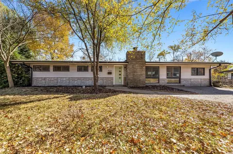 920 Volz Dr, Saint Louis, MO 63126