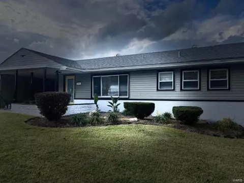 2011 Mcmenamy Dr, Saint Louis, MO 63136