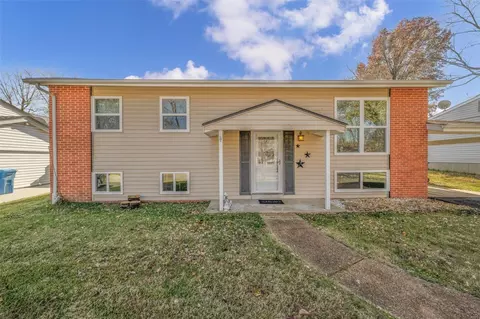 11910 Longmont Dr, Maryland Heights, MO 63043