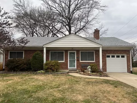 1023 Ormond Dr, Kirkwood, MO 63122