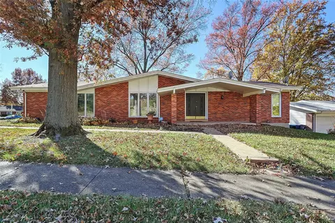 1 Country Club Ct, Black Jack, MO 63033