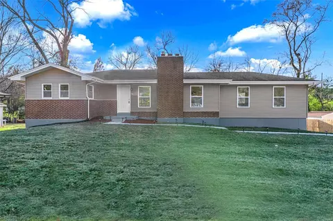 89 Grand Circle Dr, Maryland Heights, MO 63043
