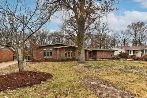 322 Algonquin Dr, Ballwin, MO 63011