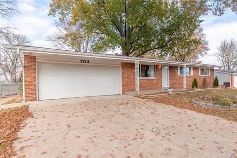 703 Southshire Dr, Saint Louis, MO 63125