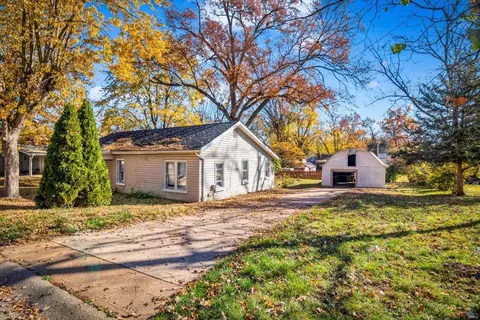 3706 High Dr, Saint Ann, MO 63074
