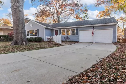 401 Saddlespur Rd, Webster Groves, MO 63119