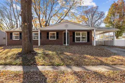 1370 Swallow Ln, Florissant, MO 63031