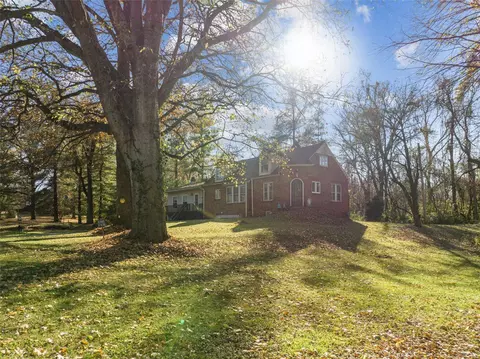 912 Strodtman Rd, Saint Louis, MO 63138