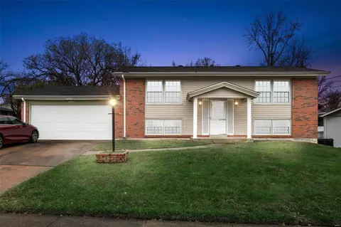 12438 Dawn Hill Dr, Maryland Heights, MO 63043
