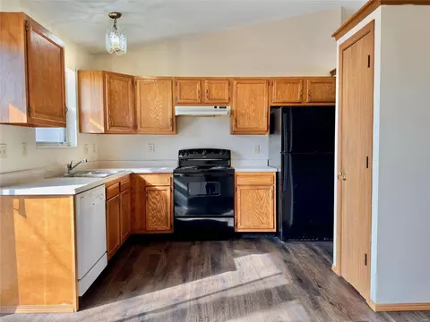 Kitchen - 514 Merribrook Ln, O'fallon, MO 63368 photo 2 of 4