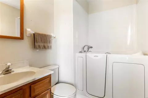 Bath - 514 Merribrook Ln, O'fallon, MO 63368 photo 2 of 5