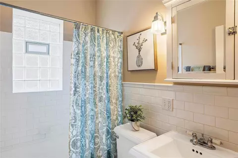 Bath - 5318 Devonshire Ave, Saint Louis, MO 63109 photo 1 of 2