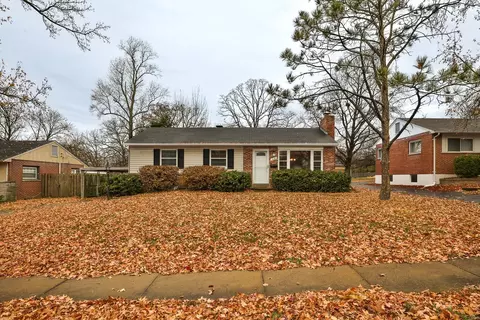 719 Huntwood Ln, Kirkwood, MO 63122