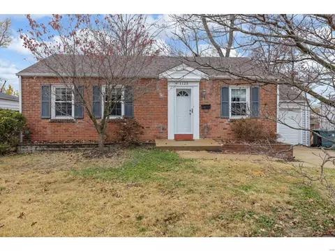 1125 N Geyer Rd, Kirkwood, MO 63122