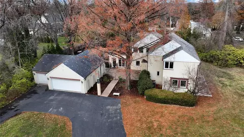 2805 N Geyer Rd, Saint Louis, MO 63131