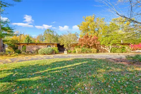 141 Executive Estates Dr, Creve Coeur, MO 63141
